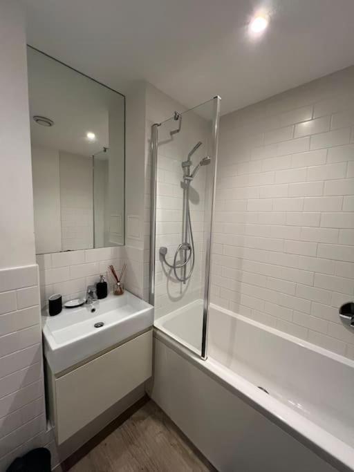 Apartamento Modern Comfortable 1-br Flat In Heart Of Stockwell Londres